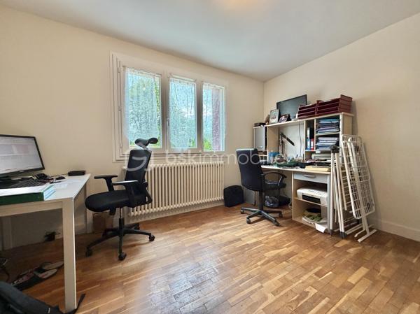 Située sur la commune recherchée de Monthyon, dans un environnement calme tout en restant proche des commodités, cette propriété rare offre un potentiel exceptionnel pour les familles, investisseurs, artisans, professionnels du BTP ou marchands de biens.

À seulement 6 minutes du collège de Saint-Soupplets en bus, avec les écoles maternelle et primaire sur la commune, vous bénéficierez également du développement économique du secteur grâce à l’implantation prochaine d’une nouvelle zone d’activités et commerciale comprenant commerces et pôle médical.
L’ensemble est implanté sur près de 8 000 m² de terrain, répartis entre environ 4 000 m² constructibles à vocation habitation et activités professionnelles et 4 000 m² à vocation industrielle, offrant de nombreuses perspectives de valorisation et d’exploitation.

La maison principale, édifiée sur un sous-sol total, développe 152 m² habitables et 172 m² utiles. Bien entretenue, elle bénéficie de prestations confortables avec chauffage au gaz, menuiseries PVC double vitrage et un très bon classement énergétique.

- Au rez-de-chaussée, vous découvrirez une entrée avec rangements, une cuisine indépendante aménagée et équipée, ainsi qu’un vaste double séjour lumineux avec accès direct à la terrasse. Deux chambres de plus de 12 m², une salle de bains et un WC permettent une vie de plain-pied particulièrement appréciable.

- À l’étage, construit sur plancher béton et bénéficiant de véritables hauteurs sous plafond, l’espace nuit se compose de trois grandes chambres de 15 à 30 m², d’un vaste palier, d’un dressing, d’une salle de bains et d’un WC.

- Le sous-sol total offre de multiples espaces de stockage, d’atelier ou de stationnement.

À l’extérieur, les prestations sont rares : Grande dépendance de plus de 80 m². Plusieurs box à chevaux. Nombreuses possibilités de stationnement à l’intérieur de la propriété. Terrain plat offrant un potentiel important pour différents projets résidentiels, professionnels ou équestres.

Un bien unique sur le secteur, réunissant habitation familiale, potentiel foncier, dépendances et opportunités d’investissement.
Une opportunité rare pour les investisseurs, entrepreneurs, artisans ou toute personne recherchant un domaine aux multiples possibilités d’exploitation.