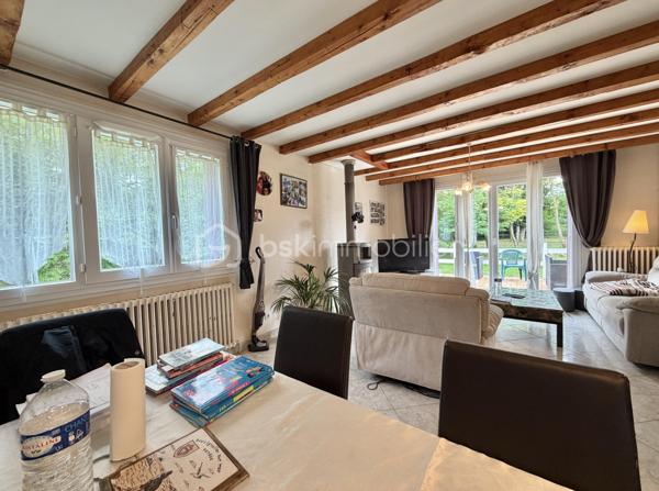 Située sur la commune recherchée de Monthyon, dans un environnement calme tout en restant proche des commodités, cette propriété rare offre un potentiel exceptionnel pour les familles, investisseurs, artisans, professionnels du BTP ou marchands de biens.

À seulement 6 minutes du collège de Saint-Soupplets en bus, avec les écoles maternelle et primaire sur la commune, vous bénéficierez également du développement économique du secteur grâce à l’implantation prochaine d’une nouvelle zone d’activités et commerciale comprenant commerces et pôle médical.
L’ensemble est implanté sur près de 8 000 m² de terrain, répartis entre environ 4 000 m² constructibles à vocation habitation et activités professionnelles et 4 000 m² à vocation industrielle, offrant de nombreuses perspectives de valorisation et d’exploitation.

La maison principale, édifiée sur un sous-sol total, développe 152 m² habitables et 172 m² utiles. Bien entretenue, elle bénéficie de prestations confortables avec chauffage au gaz, menuiseries PVC double vitrage et un très bon classement énergétique.

- Au rez-de-chaussée, vous découvrirez une entrée avec rangements, une cuisine indépendante aménagée et équipée, ainsi qu’un vaste double séjour lumineux avec accès direct à la terrasse. Deux chambres de plus de 12 m², une salle de bains et un WC permettent une vie de plain-pied particulièrement appréciable.

- À l’étage, construit sur plancher béton et bénéficiant de véritables hauteurs sous plafond, l’espace nuit se compose de trois grandes chambres de 15 à 30 m², d’un vaste palier, d’un dressing, d’une salle de bains et d’un WC.

- Le sous-sol total offre de multiples espaces de stockage, d’atelier ou de stationnement.

À l’extérieur, les prestations sont rares : Grande dépendance de plus de 80 m². Plusieurs box à chevaux. Nombreuses possibilités de stationnement à l’intérieur de la propriété. Terrain plat offrant un potentiel important pour différents projets résidentiels, professionnels ou équestres.

Un bien unique sur le secteur, réunissant habitation familiale, potentiel foncier, dépendances et opportunités d’investissement.
Une opportunité rare pour les investisseurs, entrepreneurs, artisans ou toute personne recherchant un domaine aux multiples possibilités d’exploitation.