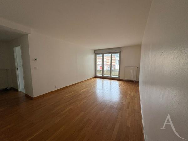 Appartement 3 pièces avec balcon, cave et box - Résidence sécurisée