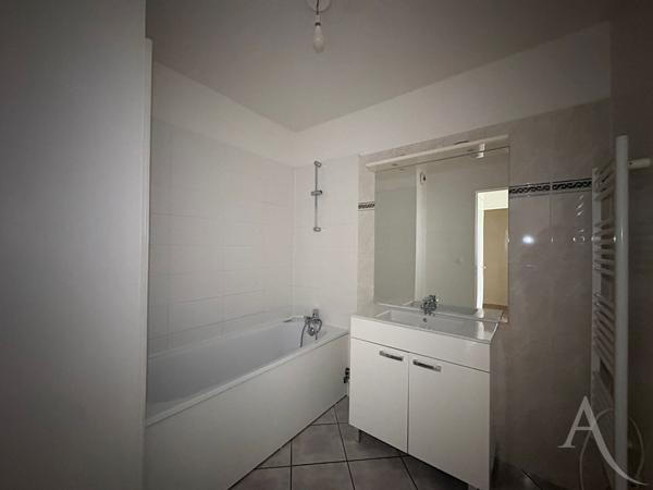 Appartement 3 pièces avec balcon, cave et box - Résidence sécurisée