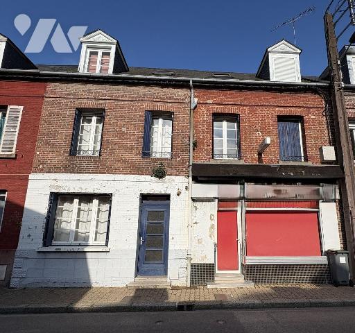 Maison située proche du centre-ville comprenant au rez-de-chaussée : une pièce, une cuisine, un...