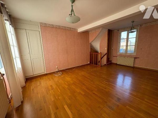 Maison située proche du centre-ville comprenant au rez-de-chaussée : une pièce, une cuisine, un...