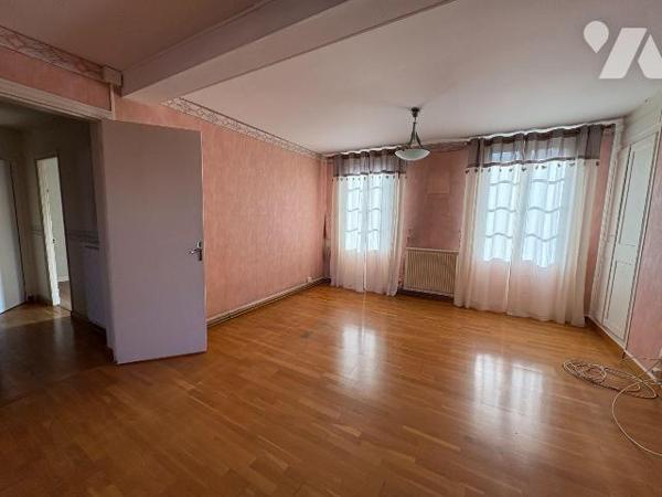 Maison située proche du centre-ville comprenant au rez-de-chaussée : une pièce, une cuisine, un...