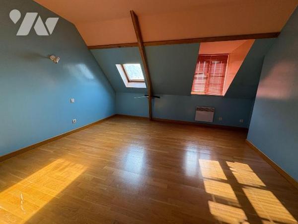 Maison située proche du centre-ville comprenant au rez-de-chaussée : une pièce, une cuisine, un...