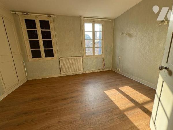 Maison située proche du centre-ville comprenant au rez-de-chaussée : une pièce, une cuisine, un...