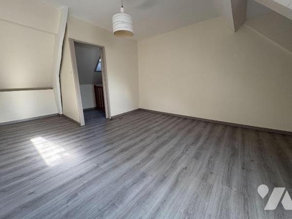 Maison située proche du centre-ville comprenant au rez-de-chaussée : une pièce, une cuisine, un...