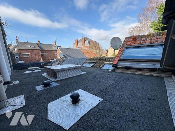 Maison située proche du centre-ville comprenant au rez-de-chaussée : une pièce, une cuisine, un...