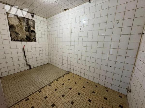 Maison située proche du centre-ville comprenant au rez-de-chaussée : une pièce, une cuisine, un...