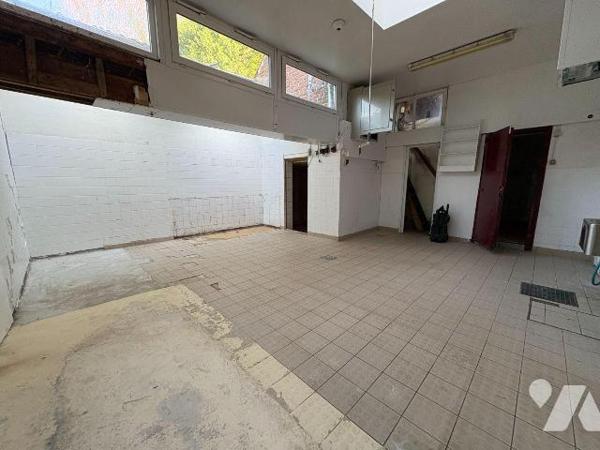 Maison située proche du centre-ville comprenant au rez-de-chaussée : une pièce, une cuisine, un...