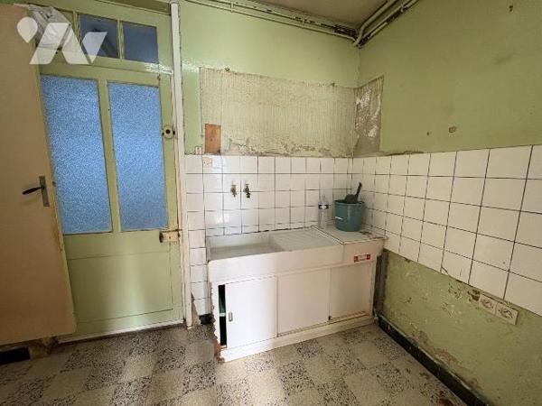 Maison située proche du centre-ville comprenant au rez-de-chaussée : une pièce, une cuisine, un...