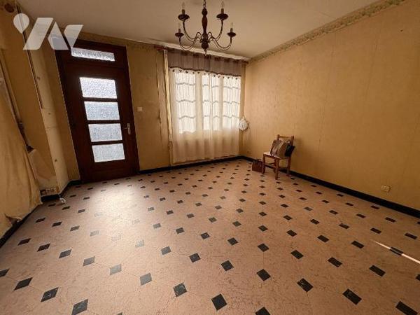 Maison située proche du centre-ville comprenant au rez-de-chaussée : une pièce, une cuisine, un...