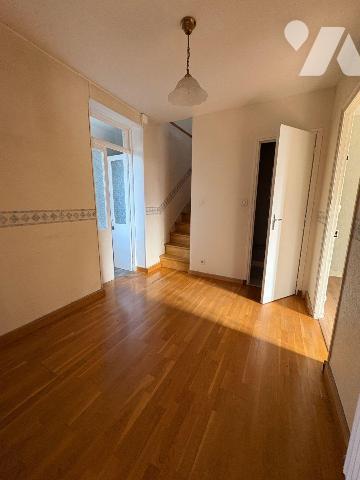 Maison située proche du centre-ville comprenant au rez-de-chaussée : une pièce, une cuisine, un...