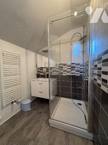 Maison située proche du centre-ville comprenant au rez-de-chaussée : une pièce, une cuisine, un...