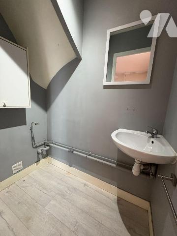 Maison située proche du centre-ville comprenant au rez-de-chaussée : une pièce, une cuisine, un...