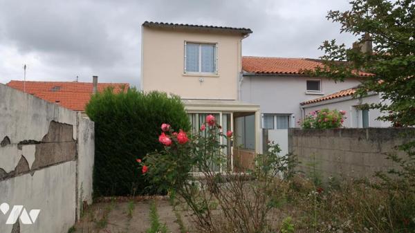 MONTOURNAIS, MAISON D'HABITATION ANCIENNE MITOYENNE.