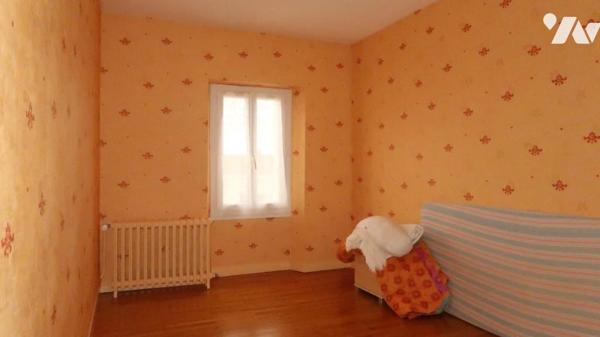 MONTOURNAIS, MAISON D'HABITATION ANCIENNE MITOYENNE.