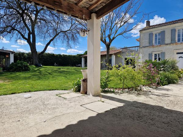 Achat maison Bourg-Charente - 11 pièce(s) - 339 m² - 459 000 €