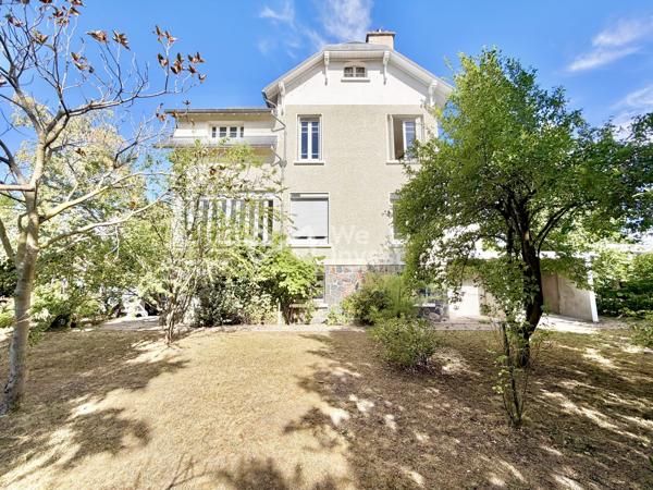 Villa de charme années 1930 avec piscine et jardin.