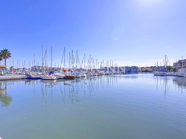 Grand appartement en duplex 5 pièces de 82 m2 avec vue port & mer dans résidence sécurisée avec gardien à l'année, ascenseur, place de parking & local à vélos,Gruissan 11430