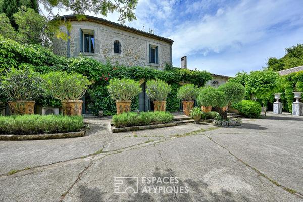 Demeure en pierre et jardin luxuriant en coeur de village