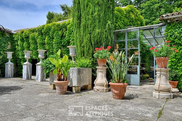 Demeure en pierre et jardin luxuriant en coeur de village