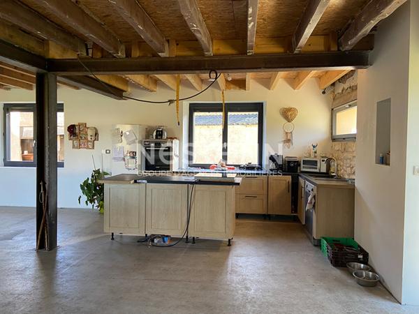 Longère rénovée en pierre avec fort potentiel  - 102 m² - Terrain d'environ 3045 m²  - DPE A - Aubigné-Racan (72800)