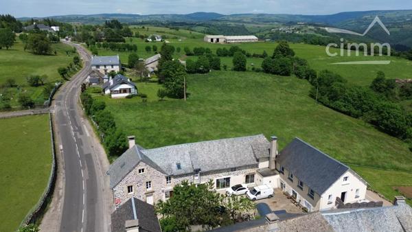 Ensemble immobilier à fort potentiel (Licence IV, restauration & gîtes) au cœur de l'Aubrac.