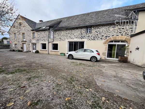 Ensemble immobilier à fort potentiel (Licence IV, restauration & gîtes) au cœur de l'Aubrac.