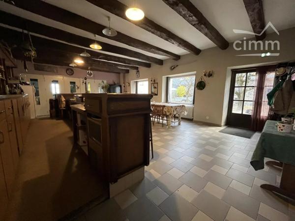 Ensemble immobilier à fort potentiel (Licence IV, restauration & gîtes) au cœur de l'Aubrac.