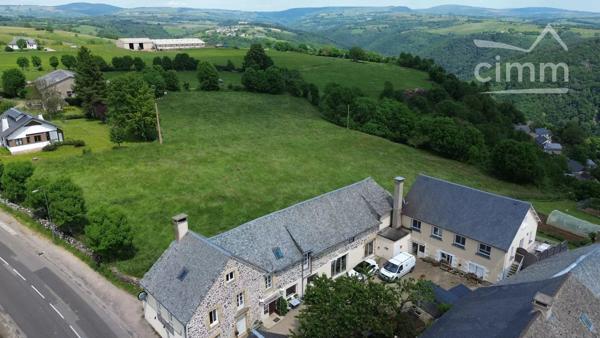Ensemble immobilier à fort potentiel (Licence IV, restauration & gîtes) au cœur de l'Aubrac.