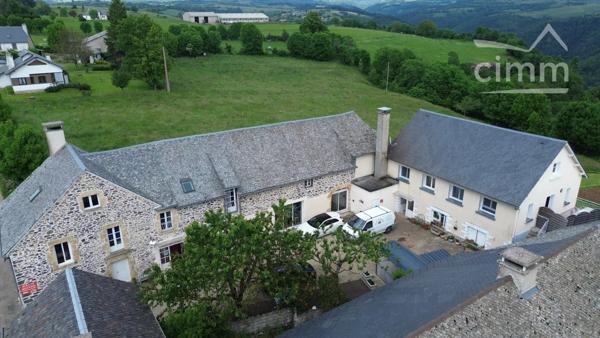 Ensemble immobilier à fort potentiel (Licence IV, restauration & gîtes) au cœur de l'Aubrac.