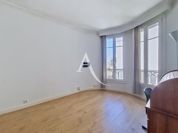 Grand studio en dernier étage