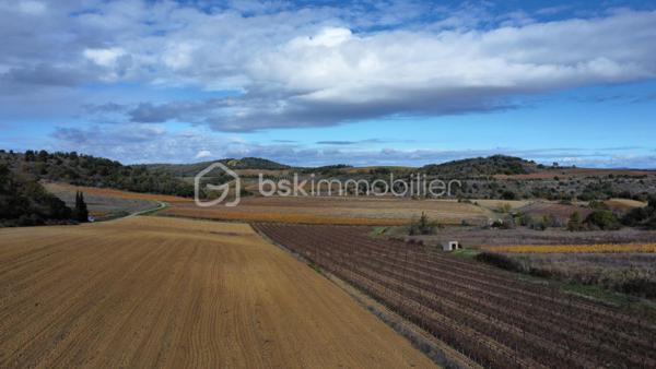 À seulement quelques minutes de Limoux et à proximité immédiate de Pauligne, découvrez ce magnifique terrain offrant un cadre naturel préservé et une belle qualité de vie.

D'une superficie totale de 10 175 m², il se compose de 1 600 m² constructibles et de 8 575 m² de terrain agricole et naturel, garantissant espace, intimité et tranquillité.

Une étude de sol G1 a été réalisée. Un permis de construire a également été obtenu et pourra être mis à disposition des acquéreurs s'ils souhaitent s'appuyer sur ce projet, tout en conservant la possibilité de développer leur propre projet.

Un bien rare, idéal pour concrétiser votre projet de vie dans un environnement calme et verdoyant, à proximité de Limoux.