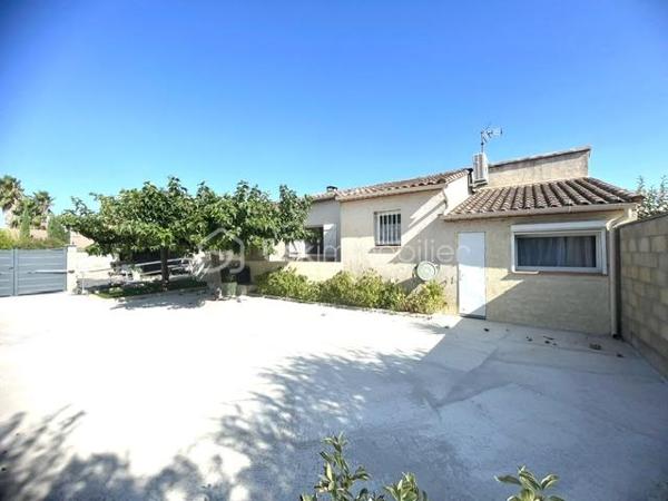 AIMARGUES – VILLA DE PLAIN-PIED AVEC LOGEMENT INDÉPENDANT

Une belle opportunité pour une vie de famille ou un complément de revenus !

Située dans un quartier calme et recherché d’Aimargues, au fond d’une impasse et à proximité immédiate des commerces, découvrez cette agréable villa de plain-pied construite en 1991, développant environ 120 m² habitables sur une parcelle de plus de 500 m².

Entièrement repensée et rénovée en 2016, la propriété offre une configuration particulièrement intéressante avec deux logements totalement indépendants, chacun bénéficiant de son propre accès, de sa cour et de sa terrasse, le tout sans vis-à-vis.

LA MAISON PRINCIPALE – ENVIRON 74 M²

Vous découvrirez une agréable pièce de vie de 36 m², baignée de lumière, avec salon séjour et cuisine ouverte.

L’espace nuit se compose de :

Deux belles chambres de plus de 13 m² avec placards
Une salle de bains avec WC
Un cellier

Les atouts :

Climatisation gainable dans toute la maison
Sèche serviettes dans la salle de bains
Chauffe-eau indépendant
Portail extérieur motorisé
Forage

L'APPARTEMENT INDÉPENDANT – ENVIRON 46 M²

Idéal pour générer un revenu locatif complémentaire ou accueillir famille et amis, ce logement propose :

Une agréable pièce de vie
Une chambre avec placard
Un salon indépendant pouvant également servir de seconde chambre
Une salle d'eau avec WC
Un cellier

Les atouts :
Menuiseries PVC
Chauffage électrique
Sèche serviettes dans la salle d'eau
Abri extérieur

Cette propriété offre une configuration rare et polyvalente, idéale pour un projet de regroupement familial, pour accueillir un proche tout en conservant son indépendance, ou encore pour bénéficier d'un complément de revenus grâce à la location du second logement.

Un bien aux multiples possibilités, à découvrir sans tarder !

Vous êtes intéressé(e) ? Contactez moi dès maintenant pour organiser une visite.