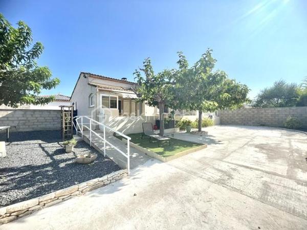 AIMARGUES – VILLA DE PLAIN-PIED AVEC LOGEMENT INDÉPENDANT

Une belle opportunité pour une vie de famille ou un complément de revenus !

Située dans un quartier calme et recherché d’Aimargues, au fond d’une impasse et à proximité immédiate des commerces, découvrez cette agréable villa de plain-pied construite en 1991, développant environ 120 m² habitables sur une parcelle de plus de 500 m².

Entièrement repensée et rénovée en 2016, la propriété offre une configuration particulièrement intéressante avec deux logements totalement indépendants, chacun bénéficiant de son propre accès, de sa cour et de sa terrasse, le tout sans vis-à-vis.

LA MAISON PRINCIPALE – ENVIRON 74 M²

Vous découvrirez une agréable pièce de vie de 36 m², baignée de lumière, avec salon séjour et cuisine ouverte.

L’espace nuit se compose de :

Deux belles chambres de plus de 13 m² avec placards
Une salle de bains avec WC
Un cellier

Les atouts :

Climatisation gainable dans toute la maison
Sèche serviettes dans la salle de bains
Chauffe-eau indépendant
Portail extérieur motorisé
Forage

L'APPARTEMENT INDÉPENDANT – ENVIRON 46 M²

Idéal pour générer un revenu locatif complémentaire ou accueillir famille et amis, ce logement propose :

Une agréable pièce de vie
Une chambre avec placard
Un salon indépendant pouvant également servir de seconde chambre
Une salle d'eau avec WC
Un cellier

Les atouts :
Menuiseries PVC
Chauffage électrique
Sèche serviettes dans la salle d'eau
Abri extérieur

Cette propriété offre une configuration rare et polyvalente, idéale pour un projet de regroupement familial, pour accueillir un proche tout en conservant son indépendance, ou encore pour bénéficier d'un complément de revenus grâce à la location du second logement.

Un bien aux multiples possibilités, à découvrir sans tarder !

Vous êtes intéressé(e) ? Contactez moi dès maintenant pour organiser une visite.