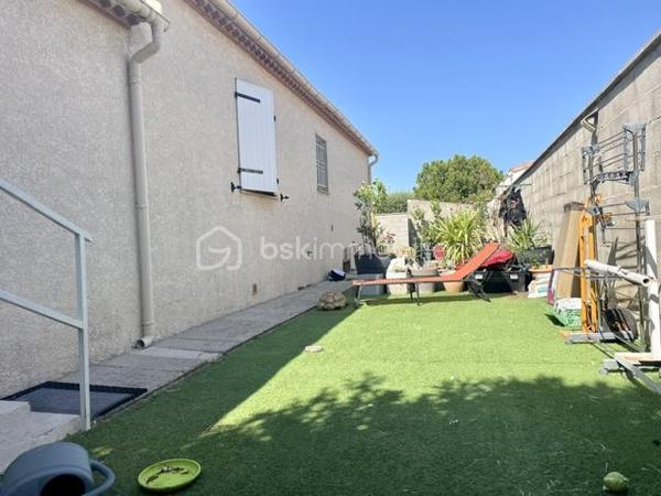 AIMARGUES – VILLA DE PLAIN-PIED AVEC LOGEMENT INDÉPENDANT

Une belle opportunité pour une vie de famille ou un complément de revenus !

Située dans un quartier calme et recherché d’Aimargues, au fond d’une impasse et à proximité immédiate des commerces, découvrez cette agréable villa de plain-pied construite en 1991, développant environ 120 m² habitables sur une parcelle de plus de 500 m².

Entièrement repensée et rénovée en 2016, la propriété offre une configuration particulièrement intéressante avec deux logements totalement indépendants, chacun bénéficiant de son propre accès, de sa cour et de sa terrasse, le tout sans vis-à-vis.

LA MAISON PRINCIPALE – ENVIRON 74 M²

Vous découvrirez une agréable pièce de vie de 36 m², baignée de lumière, avec salon séjour et cuisine ouverte.

L’espace nuit se compose de :

Deux belles chambres de plus de 13 m² avec placards
Une salle de bains avec WC
Un cellier

Les atouts :

Climatisation gainable dans toute la maison
Sèche serviettes dans la salle de bains
Chauffe-eau indépendant
Portail extérieur motorisé
Forage

L'APPARTEMENT INDÉPENDANT – ENVIRON 46 M²

Idéal pour générer un revenu locatif complémentaire ou accueillir famille et amis, ce logement propose :

Une agréable pièce de vie
Une chambre avec placard
Un salon indépendant pouvant également servir de seconde chambre
Une salle d'eau avec WC
Un cellier

Les atouts :
Menuiseries PVC
Chauffage électrique
Sèche serviettes dans la salle d'eau
Abri extérieur

Cette propriété offre une configuration rare et polyvalente, idéale pour un projet de regroupement familial, pour accueillir un proche tout en conservant son indépendance, ou encore pour bénéficier d'un complément de revenus grâce à la location du second logement.

Un bien aux multiples possibilités, à découvrir sans tarder !

Vous êtes intéressé(e) ? Contactez moi dès maintenant pour organiser une visite.
