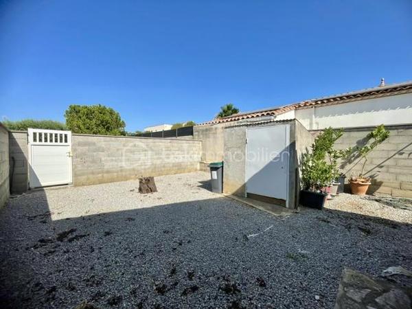 AIMARGUES – VILLA DE PLAIN-PIED AVEC LOGEMENT INDÉPENDANT

Une belle opportunité pour une vie de famille ou un complément de revenus !

Située dans un quartier calme et recherché d’Aimargues, au fond d’une impasse et à proximité immédiate des commerces, découvrez cette agréable villa de plain-pied construite en 1991, développant environ 120 m² habitables sur une parcelle de plus de 500 m².

Entièrement repensée et rénovée en 2016, la propriété offre une configuration particulièrement intéressante avec deux logements totalement indépendants, chacun bénéficiant de son propre accès, de sa cour et de sa terrasse, le tout sans vis-à-vis.

LA MAISON PRINCIPALE – ENVIRON 74 M²

Vous découvrirez une agréable pièce de vie de 36 m², baignée de lumière, avec salon séjour et cuisine ouverte.

L’espace nuit se compose de :

Deux belles chambres de plus de 13 m² avec placards
Une salle de bains avec WC
Un cellier

Les atouts :

Climatisation gainable dans toute la maison
Sèche serviettes dans la salle de bains
Chauffe-eau indépendant
Portail extérieur motorisé
Forage

L'APPARTEMENT INDÉPENDANT – ENVIRON 46 M²

Idéal pour générer un revenu locatif complémentaire ou accueillir famille et amis, ce logement propose :

Une agréable pièce de vie
Une chambre avec placard
Un salon indépendant pouvant également servir de seconde chambre
Une salle d'eau avec WC
Un cellier

Les atouts :
Menuiseries PVC
Chauffage électrique
Sèche serviettes dans la salle d'eau
Abri extérieur

Cette propriété offre une configuration rare et polyvalente, idéale pour un projet de regroupement familial, pour accueillir un proche tout en conservant son indépendance, ou encore pour bénéficier d'un complément de revenus grâce à la location du second logement.

Un bien aux multiples possibilités, à découvrir sans tarder !

Vous êtes intéressé(e) ? Contactez moi dès maintenant pour organiser une visite.