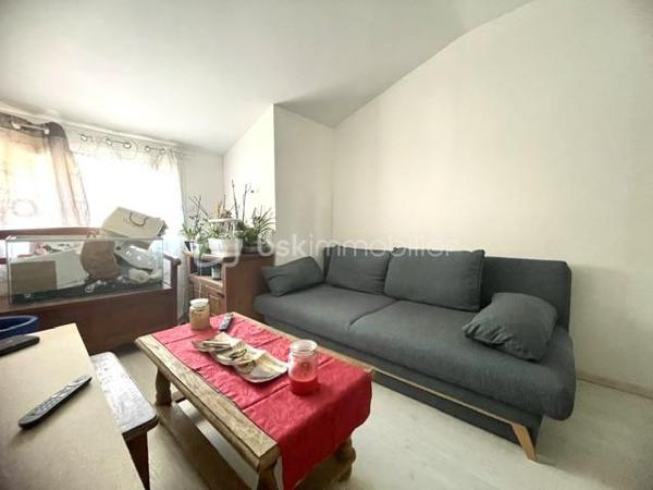 AIMARGUES – VILLA DE PLAIN-PIED AVEC LOGEMENT INDÉPENDANT

Une belle opportunité pour une vie de famille ou un complément de revenus !

Située dans un quartier calme et recherché d’Aimargues, au fond d’une impasse et à proximité immédiate des commerces, découvrez cette agréable villa de plain-pied construite en 1991, développant environ 120 m² habitables sur une parcelle de plus de 500 m².

Entièrement repensée et rénovée en 2016, la propriété offre une configuration particulièrement intéressante avec deux logements totalement indépendants, chacun bénéficiant de son propre accès, de sa cour et de sa terrasse, le tout sans vis-à-vis.

LA MAISON PRINCIPALE – ENVIRON 74 M²

Vous découvrirez une agréable pièce de vie de 36 m², baignée de lumière, avec salon séjour et cuisine ouverte.

L’espace nuit se compose de :

Deux belles chambres de plus de 13 m² avec placards
Une salle de bains avec WC
Un cellier

Les atouts :

Climatisation gainable dans toute la maison
Sèche serviettes dans la salle de bains
Chauffe-eau indépendant
Portail extérieur motorisé
Forage

L'APPARTEMENT INDÉPENDANT – ENVIRON 46 M²

Idéal pour générer un revenu locatif complémentaire ou accueillir famille et amis, ce logement propose :

Une agréable pièce de vie
Une chambre avec placard
Un salon indépendant pouvant également servir de seconde chambre
Une salle d'eau avec WC
Un cellier

Les atouts :
Menuiseries PVC
Chauffage électrique
Sèche serviettes dans la salle d'eau
Abri extérieur

Cette propriété offre une configuration rare et polyvalente, idéale pour un projet de regroupement familial, pour accueillir un proche tout en conservant son indépendance, ou encore pour bénéficier d'un complément de revenus grâce à la location du second logement.

Un bien aux multiples possibilités, à découvrir sans tarder !

Vous êtes intéressé(e) ? Contactez moi dès maintenant pour organiser une visite.