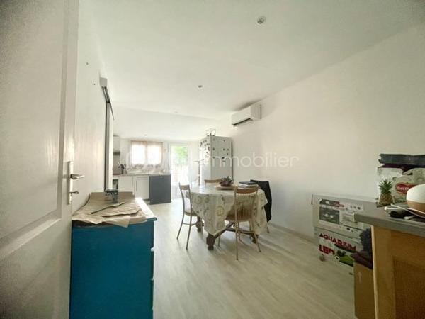 AIMARGUES – VILLA DE PLAIN-PIED AVEC LOGEMENT INDÉPENDANT

Une belle opportunité pour une vie de famille ou un complément de revenus !

Située dans un quartier calme et recherché d’Aimargues, au fond d’une impasse et à proximité immédiate des commerces, découvrez cette agréable villa de plain-pied construite en 1991, développant environ 120 m² habitables sur une parcelle de plus de 500 m².

Entièrement repensée et rénovée en 2016, la propriété offre une configuration particulièrement intéressante avec deux logements totalement indépendants, chacun bénéficiant de son propre accès, de sa cour et de sa terrasse, le tout sans vis-à-vis.

LA MAISON PRINCIPALE – ENVIRON 74 M²

Vous découvrirez une agréable pièce de vie de 36 m², baignée de lumière, avec salon séjour et cuisine ouverte.

L’espace nuit se compose de :

Deux belles chambres de plus de 13 m² avec placards
Une salle de bains avec WC
Un cellier

Les atouts :

Climatisation gainable dans toute la maison
Sèche serviettes dans la salle de bains
Chauffe-eau indépendant
Portail extérieur motorisé
Forage

L'APPARTEMENT INDÉPENDANT – ENVIRON 46 M²

Idéal pour générer un revenu locatif complémentaire ou accueillir famille et amis, ce logement propose :

Une agréable pièce de vie
Une chambre avec placard
Un salon indépendant pouvant également servir de seconde chambre
Une salle d'eau avec WC
Un cellier

Les atouts :
Menuiseries PVC
Chauffage électrique
Sèche serviettes dans la salle d'eau
Abri extérieur

Cette propriété offre une configuration rare et polyvalente, idéale pour un projet de regroupement familial, pour accueillir un proche tout en conservant son indépendance, ou encore pour bénéficier d'un complément de revenus grâce à la location du second logement.

Un bien aux multiples possibilités, à découvrir sans tarder !

Vous êtes intéressé(e) ? Contactez moi dès maintenant pour organiser une visite.