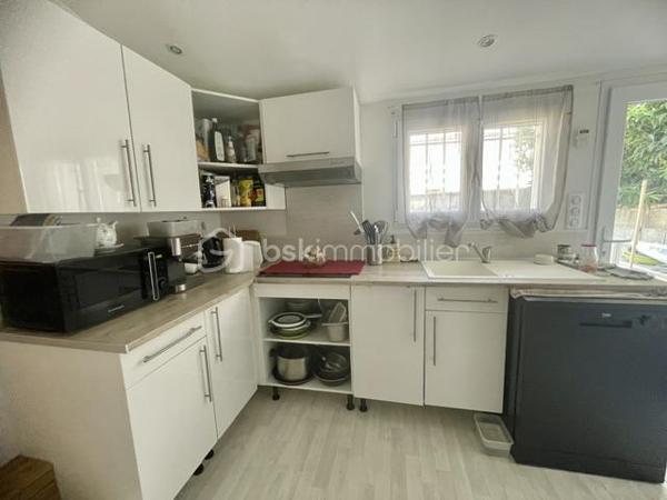 AIMARGUES – VILLA DE PLAIN-PIED AVEC LOGEMENT INDÉPENDANT

Une belle opportunité pour une vie de famille ou un complément de revenus !

Située dans un quartier calme et recherché d’Aimargues, au fond d’une impasse et à proximité immédiate des commerces, découvrez cette agréable villa de plain-pied construite en 1991, développant environ 120 m² habitables sur une parcelle de plus de 500 m².

Entièrement repensée et rénovée en 2016, la propriété offre une configuration particulièrement intéressante avec deux logements totalement indépendants, chacun bénéficiant de son propre accès, de sa cour et de sa terrasse, le tout sans vis-à-vis.

LA MAISON PRINCIPALE – ENVIRON 74 M²

Vous découvrirez une agréable pièce de vie de 36 m², baignée de lumière, avec salon séjour et cuisine ouverte.

L’espace nuit se compose de :

Deux belles chambres de plus de 13 m² avec placards
Une salle de bains avec WC
Un cellier

Les atouts :

Climatisation gainable dans toute la maison
Sèche serviettes dans la salle de bains
Chauffe-eau indépendant
Portail extérieur motorisé
Forage

L'APPARTEMENT INDÉPENDANT – ENVIRON 46 M²

Idéal pour générer un revenu locatif complémentaire ou accueillir famille et amis, ce logement propose :

Une agréable pièce de vie
Une chambre avec placard
Un salon indépendant pouvant également servir de seconde chambre
Une salle d'eau avec WC
Un cellier

Les atouts :
Menuiseries PVC
Chauffage électrique
Sèche serviettes dans la salle d'eau
Abri extérieur

Cette propriété offre une configuration rare et polyvalente, idéale pour un projet de regroupement familial, pour accueillir un proche tout en conservant son indépendance, ou encore pour bénéficier d'un complément de revenus grâce à la location du second logement.

Un bien aux multiples possibilités, à découvrir sans tarder !

Vous êtes intéressé(e) ? Contactez moi dès maintenant pour organiser une visite.