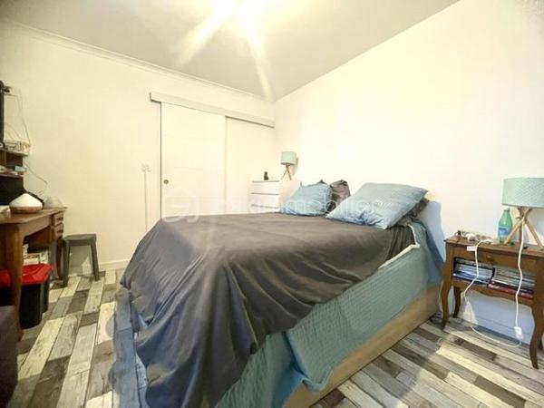 AIMARGUES – VILLA DE PLAIN-PIED AVEC LOGEMENT INDÉPENDANT

Une belle opportunité pour une vie de famille ou un complément de revenus !

Située dans un quartier calme et recherché d’Aimargues, au fond d’une impasse et à proximité immédiate des commerces, découvrez cette agréable villa de plain-pied construite en 1991, développant environ 120 m² habitables sur une parcelle de plus de 500 m².

Entièrement repensée et rénovée en 2016, la propriété offre une configuration particulièrement intéressante avec deux logements totalement indépendants, chacun bénéficiant de son propre accès, de sa cour et de sa terrasse, le tout sans vis-à-vis.

LA MAISON PRINCIPALE – ENVIRON 74 M²

Vous découvrirez une agréable pièce de vie de 36 m², baignée de lumière, avec salon séjour et cuisine ouverte.

L’espace nuit se compose de :

Deux belles chambres de plus de 13 m² avec placards
Une salle de bains avec WC
Un cellier

Les atouts :

Climatisation gainable dans toute la maison
Sèche serviettes dans la salle de bains
Chauffe-eau indépendant
Portail extérieur motorisé
Forage

L'APPARTEMENT INDÉPENDANT – ENVIRON 46 M²

Idéal pour générer un revenu locatif complémentaire ou accueillir famille et amis, ce logement propose :

Une agréable pièce de vie
Une chambre avec placard
Un salon indépendant pouvant également servir de seconde chambre
Une salle d'eau avec WC
Un cellier

Les atouts :
Menuiseries PVC
Chauffage électrique
Sèche serviettes dans la salle d'eau
Abri extérieur

Cette propriété offre une configuration rare et polyvalente, idéale pour un projet de regroupement familial, pour accueillir un proche tout en conservant son indépendance, ou encore pour bénéficier d'un complément de revenus grâce à la location du second logement.

Un bien aux multiples possibilités, à découvrir sans tarder !

Vous êtes intéressé(e) ? Contactez moi dès maintenant pour organiser une visite.
