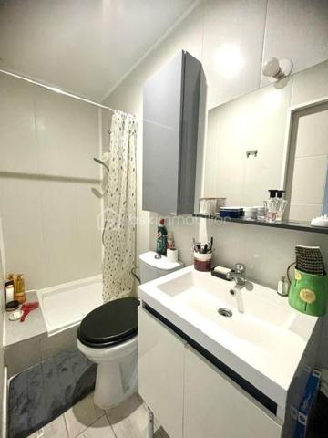 AIMARGUES – VILLA DE PLAIN-PIED AVEC LOGEMENT INDÉPENDANT

Une belle opportunité pour une vie de famille ou un complément de revenus !

Située dans un quartier calme et recherché d’Aimargues, au fond d’une impasse et à proximité immédiate des commerces, découvrez cette agréable villa de plain-pied construite en 1991, développant environ 120 m² habitables sur une parcelle de plus de 500 m².

Entièrement repensée et rénovée en 2016, la propriété offre une configuration particulièrement intéressante avec deux logements totalement indépendants, chacun bénéficiant de son propre accès, de sa cour et de sa terrasse, le tout sans vis-à-vis.

LA MAISON PRINCIPALE – ENVIRON 74 M²

Vous découvrirez une agréable pièce de vie de 36 m², baignée de lumière, avec salon séjour et cuisine ouverte.

L’espace nuit se compose de :

Deux belles chambres de plus de 13 m² avec placards
Une salle de bains avec WC
Un cellier

Les atouts :

Climatisation gainable dans toute la maison
Sèche serviettes dans la salle de bains
Chauffe-eau indépendant
Portail extérieur motorisé
Forage

L'APPARTEMENT INDÉPENDANT – ENVIRON 46 M²

Idéal pour générer un revenu locatif complémentaire ou accueillir famille et amis, ce logement propose :

Une agréable pièce de vie
Une chambre avec placard
Un salon indépendant pouvant également servir de seconde chambre
Une salle d'eau avec WC
Un cellier

Les atouts :
Menuiseries PVC
Chauffage électrique
Sèche serviettes dans la salle d'eau
Abri extérieur

Cette propriété offre une configuration rare et polyvalente, idéale pour un projet de regroupement familial, pour accueillir un proche tout en conservant son indépendance, ou encore pour bénéficier d'un complément de revenus grâce à la location du second logement.

Un bien aux multiples possibilités, à découvrir sans tarder !

Vous êtes intéressé(e) ? Contactez moi dès maintenant pour organiser une visite.