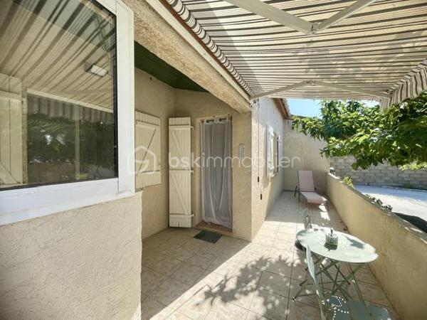 AIMARGUES – VILLA DE PLAIN-PIED AVEC LOGEMENT INDÉPENDANT

Une belle opportunité pour une vie de famille ou un complément de revenus !

Située dans un quartier calme et recherché d’Aimargues, au fond d’une impasse et à proximité immédiate des commerces, découvrez cette agréable villa de plain-pied construite en 1991, développant environ 120 m² habitables sur une parcelle de plus de 500 m².

Entièrement repensée et rénovée en 2016, la propriété offre une configuration particulièrement intéressante avec deux logements totalement indépendants, chacun bénéficiant de son propre accès, de sa cour et de sa terrasse, le tout sans vis-à-vis.

LA MAISON PRINCIPALE – ENVIRON 74 M²

Vous découvrirez une agréable pièce de vie de 36 m², baignée de lumière, avec salon séjour et cuisine ouverte.

L’espace nuit se compose de :

Deux belles chambres de plus de 13 m² avec placards
Une salle de bains avec WC
Un cellier

Les atouts :

Climatisation gainable dans toute la maison
Sèche serviettes dans la salle de bains
Chauffe-eau indépendant
Portail extérieur motorisé
Forage

L'APPARTEMENT INDÉPENDANT – ENVIRON 46 M²

Idéal pour générer un revenu locatif complémentaire ou accueillir famille et amis, ce logement propose :

Une agréable pièce de vie
Une chambre avec placard
Un salon indépendant pouvant également servir de seconde chambre
Une salle d'eau avec WC
Un cellier

Les atouts :
Menuiseries PVC
Chauffage électrique
Sèche serviettes dans la salle d'eau
Abri extérieur

Cette propriété offre une configuration rare et polyvalente, idéale pour un projet de regroupement familial, pour accueillir un proche tout en conservant son indépendance, ou encore pour bénéficier d'un complément de revenus grâce à la location du second logement.

Un bien aux multiples possibilités, à découvrir sans tarder !

Vous êtes intéressé(e) ? Contactez moi dès maintenant pour organiser une visite.