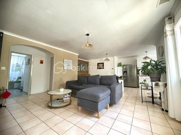 AIMARGUES – VILLA DE PLAIN-PIED AVEC LOGEMENT INDÉPENDANT

Une belle opportunité pour une vie de famille ou un complément de revenus !

Située dans un quartier calme et recherché d’Aimargues, au fond d’une impasse et à proximité immédiate des commerces, découvrez cette agréable villa de plain-pied construite en 1991, développant environ 120 m² habitables sur une parcelle de plus de 500 m².

Entièrement repensée et rénovée en 2016, la propriété offre une configuration particulièrement intéressante avec deux logements totalement indépendants, chacun bénéficiant de son propre accès, de sa cour et de sa terrasse, le tout sans vis-à-vis.

LA MAISON PRINCIPALE – ENVIRON 74 M²

Vous découvrirez une agréable pièce de vie de 36 m², baignée de lumière, avec salon séjour et cuisine ouverte.

L’espace nuit se compose de :

Deux belles chambres de plus de 13 m² avec placards
Une salle de bains avec WC
Un cellier

Les atouts :

Climatisation gainable dans toute la maison
Sèche serviettes dans la salle de bains
Chauffe-eau indépendant
Portail extérieur motorisé
Forage

L'APPARTEMENT INDÉPENDANT – ENVIRON 46 M²

Idéal pour générer un revenu locatif complémentaire ou accueillir famille et amis, ce logement propose :

Une agréable pièce de vie
Une chambre avec placard
Un salon indépendant pouvant également servir de seconde chambre
Une salle d'eau avec WC
Un cellier

Les atouts :
Menuiseries PVC
Chauffage électrique
Sèche serviettes dans la salle d'eau
Abri extérieur

Cette propriété offre une configuration rare et polyvalente, idéale pour un projet de regroupement familial, pour accueillir un proche tout en conservant son indépendance, ou encore pour bénéficier d'un complément de revenus grâce à la location du second logement.

Un bien aux multiples possibilités, à découvrir sans tarder !

Vous êtes intéressé(e) ? Contactez moi dès maintenant pour organiser une visite.