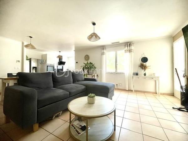 AIMARGUES – VILLA DE PLAIN-PIED AVEC LOGEMENT INDÉPENDANT

Une belle opportunité pour une vie de famille ou un complément de revenus !

Située dans un quartier calme et recherché d’Aimargues, au fond d’une impasse et à proximité immédiate des commerces, découvrez cette agréable villa de plain-pied construite en 1991, développant environ 120 m² habitables sur une parcelle de plus de 500 m².

Entièrement repensée et rénovée en 2016, la propriété offre une configuration particulièrement intéressante avec deux logements totalement indépendants, chacun bénéficiant de son propre accès, de sa cour et de sa terrasse, le tout sans vis-à-vis.

LA MAISON PRINCIPALE – ENVIRON 74 M²

Vous découvrirez une agréable pièce de vie de 36 m², baignée de lumière, avec salon séjour et cuisine ouverte.

L’espace nuit se compose de :

Deux belles chambres de plus de 13 m² avec placards
Une salle de bains avec WC
Un cellier

Les atouts :

Climatisation gainable dans toute la maison
Sèche serviettes dans la salle de bains
Chauffe-eau indépendant
Portail extérieur motorisé
Forage

L'APPARTEMENT INDÉPENDANT – ENVIRON 46 M²

Idéal pour générer un revenu locatif complémentaire ou accueillir famille et amis, ce logement propose :

Une agréable pièce de vie
Une chambre avec placard
Un salon indépendant pouvant également servir de seconde chambre
Une salle d'eau avec WC
Un cellier

Les atouts :
Menuiseries PVC
Chauffage électrique
Sèche serviettes dans la salle d'eau
Abri extérieur

Cette propriété offre une configuration rare et polyvalente, idéale pour un projet de regroupement familial, pour accueillir un proche tout en conservant son indépendance, ou encore pour bénéficier d'un complément de revenus grâce à la location du second logement.

Un bien aux multiples possibilités, à découvrir sans tarder !

Vous êtes intéressé(e) ? Contactez moi dès maintenant pour organiser une visite.