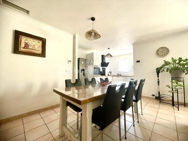 AIMARGUES – VILLA DE PLAIN-PIED AVEC LOGEMENT INDÉPENDANT

Une belle opportunité pour une vie de famille ou un complément de revenus !

Située dans un quartier calme et recherché d’Aimargues, au fond d’une impasse et à proximité immédiate des commerces, découvrez cette agréable villa de plain-pied construite en 1991, développant environ 120 m² habitables sur une parcelle de plus de 500 m².

Entièrement repensée et rénovée en 2016, la propriété offre une configuration particulièrement intéressante avec deux logements totalement indépendants, chacun bénéficiant de son propre accès, de sa cour et de sa terrasse, le tout sans vis-à-vis.

LA MAISON PRINCIPALE – ENVIRON 74 M²

Vous découvrirez une agréable pièce de vie de 36 m², baignée de lumière, avec salon séjour et cuisine ouverte.

L’espace nuit se compose de :

Deux belles chambres de plus de 13 m² avec placards
Une salle de bains avec WC
Un cellier

Les atouts :

Climatisation gainable dans toute la maison
Sèche serviettes dans la salle de bains
Chauffe-eau indépendant
Portail extérieur motorisé
Forage

L'APPARTEMENT INDÉPENDANT – ENVIRON 46 M²

Idéal pour générer un revenu locatif complémentaire ou accueillir famille et amis, ce logement propose :

Une agréable pièce de vie
Une chambre avec placard
Un salon indépendant pouvant également servir de seconde chambre
Une salle d'eau avec WC
Un cellier

Les atouts :
Menuiseries PVC
Chauffage électrique
Sèche serviettes dans la salle d'eau
Abri extérieur

Cette propriété offre une configuration rare et polyvalente, idéale pour un projet de regroupement familial, pour accueillir un proche tout en conservant son indépendance, ou encore pour bénéficier d'un complément de revenus grâce à la location du second logement.

Un bien aux multiples possibilités, à découvrir sans tarder !

Vous êtes intéressé(e) ? Contactez moi dès maintenant pour organiser une visite.