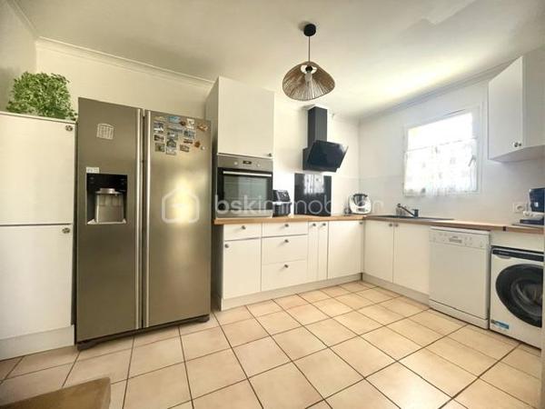 AIMARGUES – VILLA DE PLAIN-PIED AVEC LOGEMENT INDÉPENDANT

Une belle opportunité pour une vie de famille ou un complément de revenus !

Située dans un quartier calme et recherché d’Aimargues, au fond d’une impasse et à proximité immédiate des commerces, découvrez cette agréable villa de plain-pied construite en 1991, développant environ 120 m² habitables sur une parcelle de plus de 500 m².

Entièrement repensée et rénovée en 2016, la propriété offre une configuration particulièrement intéressante avec deux logements totalement indépendants, chacun bénéficiant de son propre accès, de sa cour et de sa terrasse, le tout sans vis-à-vis.

LA MAISON PRINCIPALE – ENVIRON 74 M²

Vous découvrirez une agréable pièce de vie de 36 m², baignée de lumière, avec salon séjour et cuisine ouverte.

L’espace nuit se compose de :

Deux belles chambres de plus de 13 m² avec placards
Une salle de bains avec WC
Un cellier

Les atouts :

Climatisation gainable dans toute la maison
Sèche serviettes dans la salle de bains
Chauffe-eau indépendant
Portail extérieur motorisé
Forage

L'APPARTEMENT INDÉPENDANT – ENVIRON 46 M²

Idéal pour générer un revenu locatif complémentaire ou accueillir famille et amis, ce logement propose :

Une agréable pièce de vie
Une chambre avec placard
Un salon indépendant pouvant également servir de seconde chambre
Une salle d'eau avec WC
Un cellier

Les atouts :
Menuiseries PVC
Chauffage électrique
Sèche serviettes dans la salle d'eau
Abri extérieur

Cette propriété offre une configuration rare et polyvalente, idéale pour un projet de regroupement familial, pour accueillir un proche tout en conservant son indépendance, ou encore pour bénéficier d'un complément de revenus grâce à la location du second logement.

Un bien aux multiples possibilités, à découvrir sans tarder !

Vous êtes intéressé(e) ? Contactez moi dès maintenant pour organiser une visite.