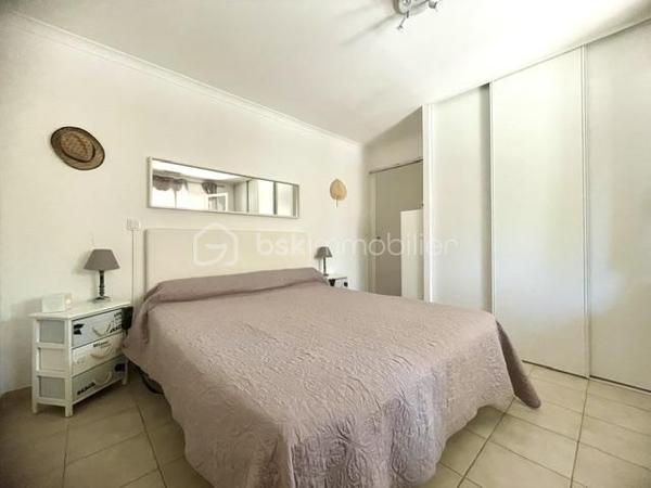 AIMARGUES – VILLA DE PLAIN-PIED AVEC LOGEMENT INDÉPENDANT

Une belle opportunité pour une vie de famille ou un complément de revenus !

Située dans un quartier calme et recherché d’Aimargues, au fond d’une impasse et à proximité immédiate des commerces, découvrez cette agréable villa de plain-pied construite en 1991, développant environ 120 m² habitables sur une parcelle de plus de 500 m².

Entièrement repensée et rénovée en 2016, la propriété offre une configuration particulièrement intéressante avec deux logements totalement indépendants, chacun bénéficiant de son propre accès, de sa cour et de sa terrasse, le tout sans vis-à-vis.

LA MAISON PRINCIPALE – ENVIRON 74 M²

Vous découvrirez une agréable pièce de vie de 36 m², baignée de lumière, avec salon séjour et cuisine ouverte.

L’espace nuit se compose de :

Deux belles chambres de plus de 13 m² avec placards
Une salle de bains avec WC
Un cellier

Les atouts :

Climatisation gainable dans toute la maison
Sèche serviettes dans la salle de bains
Chauffe-eau indépendant
Portail extérieur motorisé
Forage

L'APPARTEMENT INDÉPENDANT – ENVIRON 46 M²

Idéal pour générer un revenu locatif complémentaire ou accueillir famille et amis, ce logement propose :

Une agréable pièce de vie
Une chambre avec placard
Un salon indépendant pouvant également servir de seconde chambre
Une salle d'eau avec WC
Un cellier

Les atouts :
Menuiseries PVC
Chauffage électrique
Sèche serviettes dans la salle d'eau
Abri extérieur

Cette propriété offre une configuration rare et polyvalente, idéale pour un projet de regroupement familial, pour accueillir un proche tout en conservant son indépendance, ou encore pour bénéficier d'un complément de revenus grâce à la location du second logement.

Un bien aux multiples possibilités, à découvrir sans tarder !

Vous êtes intéressé(e) ? Contactez moi dès maintenant pour organiser une visite.