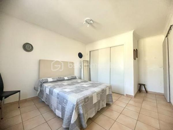 AIMARGUES – VILLA DE PLAIN-PIED AVEC LOGEMENT INDÉPENDANT

Une belle opportunité pour une vie de famille ou un complément de revenus !

Située dans un quartier calme et recherché d’Aimargues, au fond d’une impasse et à proximité immédiate des commerces, découvrez cette agréable villa de plain-pied construite en 1991, développant environ 120 m² habitables sur une parcelle de plus de 500 m².

Entièrement repensée et rénovée en 2016, la propriété offre une configuration particulièrement intéressante avec deux logements totalement indépendants, chacun bénéficiant de son propre accès, de sa cour et de sa terrasse, le tout sans vis-à-vis.

LA MAISON PRINCIPALE – ENVIRON 74 M²

Vous découvrirez une agréable pièce de vie de 36 m², baignée de lumière, avec salon séjour et cuisine ouverte.

L’espace nuit se compose de :

Deux belles chambres de plus de 13 m² avec placards
Une salle de bains avec WC
Un cellier

Les atouts :

Climatisation gainable dans toute la maison
Sèche serviettes dans la salle de bains
Chauffe-eau indépendant
Portail extérieur motorisé
Forage

L'APPARTEMENT INDÉPENDANT – ENVIRON 46 M²

Idéal pour générer un revenu locatif complémentaire ou accueillir famille et amis, ce logement propose :

Une agréable pièce de vie
Une chambre avec placard
Un salon indépendant pouvant également servir de seconde chambre
Une salle d'eau avec WC
Un cellier

Les atouts :
Menuiseries PVC
Chauffage électrique
Sèche serviettes dans la salle d'eau
Abri extérieur

Cette propriété offre une configuration rare et polyvalente, idéale pour un projet de regroupement familial, pour accueillir un proche tout en conservant son indépendance, ou encore pour bénéficier d'un complément de revenus grâce à la location du second logement.

Un bien aux multiples possibilités, à découvrir sans tarder !

Vous êtes intéressé(e) ? Contactez moi dès maintenant pour organiser une visite.