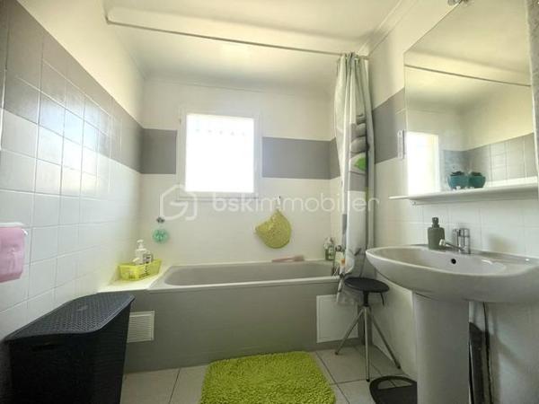 AIMARGUES – VILLA DE PLAIN-PIED AVEC LOGEMENT INDÉPENDANT

Une belle opportunité pour une vie de famille ou un complément de revenus !

Située dans un quartier calme et recherché d’Aimargues, au fond d’une impasse et à proximité immédiate des commerces, découvrez cette agréable villa de plain-pied construite en 1991, développant environ 120 m² habitables sur une parcelle de plus de 500 m².

Entièrement repensée et rénovée en 2016, la propriété offre une configuration particulièrement intéressante avec deux logements totalement indépendants, chacun bénéficiant de son propre accès, de sa cour et de sa terrasse, le tout sans vis-à-vis.

LA MAISON PRINCIPALE – ENVIRON 74 M²

Vous découvrirez une agréable pièce de vie de 36 m², baignée de lumière, avec salon séjour et cuisine ouverte.

L’espace nuit se compose de :

Deux belles chambres de plus de 13 m² avec placards
Une salle de bains avec WC
Un cellier

Les atouts :

Climatisation gainable dans toute la maison
Sèche serviettes dans la salle de bains
Chauffe-eau indépendant
Portail extérieur motorisé
Forage

L'APPARTEMENT INDÉPENDANT – ENVIRON 46 M²

Idéal pour générer un revenu locatif complémentaire ou accueillir famille et amis, ce logement propose :

Une agréable pièce de vie
Une chambre avec placard
Un salon indépendant pouvant également servir de seconde chambre
Une salle d'eau avec WC
Un cellier

Les atouts :
Menuiseries PVC
Chauffage électrique
Sèche serviettes dans la salle d'eau
Abri extérieur

Cette propriété offre une configuration rare et polyvalente, idéale pour un projet de regroupement familial, pour accueillir un proche tout en conservant son indépendance, ou encore pour bénéficier d'un complément de revenus grâce à la location du second logement.

Un bien aux multiples possibilités, à découvrir sans tarder !

Vous êtes intéressé(e) ? Contactez moi dès maintenant pour organiser une visite.